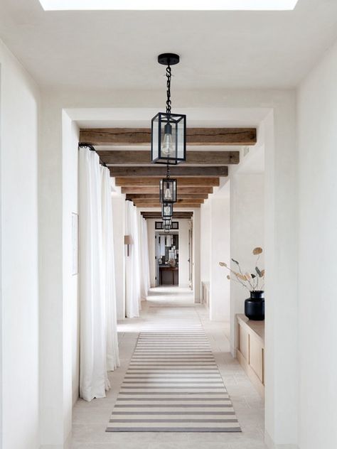 25 Spaces Where Contrasting Wood Beam Ceilings Made The Room - Inspiration Vstupná Hala, Corridor Design, Hallway Designs, Wood Beam Ceiling, Long Hallway, Casas Coloniales, Entry Hallway, Hus Inspiration, Design Del Prodotto