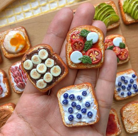 Miniature Clay Art Food, Polymer Clay Crafts Diy Miniature Food, Small Oven Bake Clay Ideas, Fimo Food Minis, Mini Food Clay Diy, Tiny Clay Projects, Mini Doll Stuff, Clay Food Magnets Diy, Tiny Food Clay