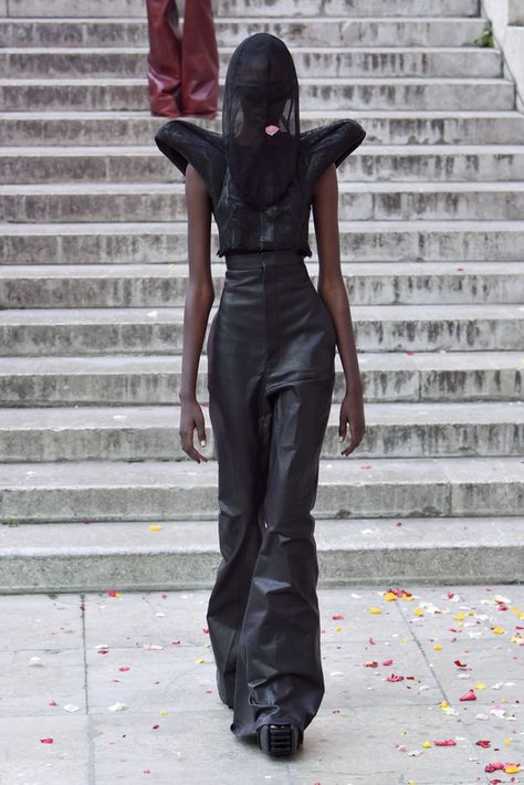 Rick Owens - Ready-to-Wear - Runway Collection - Women Spring / Summer 2024 Photograph Video, Spring Summer 2024, Runway Collection, Save Image, Rick Owens, Summer 2024, Fashion Show, Ready To Wear, Spring Summer