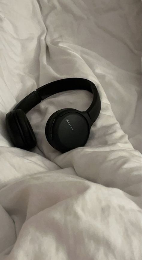 Black Headphone Aesthetic, Aesthetic Headphones Photo, Sont Headphones Aesthetic, Headphones Wireless Aesthetic, Guy With Headphones Aesthetic, Headphone Pictures, Wearing Headphones Aesthetic, Sony Headphones Aesthetic, Headphones Aesthetic Girl