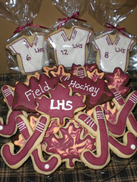 Field Hockey Cookies I made these for an end-of-year field hockey banquet. The jersey favors were made with each of the players numbers,... Field Hockey Cookies, Hockey Sugar Cookies, Hockey Party Ideas, Field Hockey Party, Senior Gifts Sports, Sports Banquet Decorations, Hockey Party Decorations, Hockey Cookies, Hockey Banquet