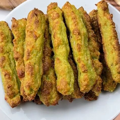 Crispy Avocado Fries: Quick and Easy Low-Carb Snack Crispy Avocado Fries, Avocado Fries Keto, Avocado Parmesan Fries, Air Fried Avocado Fries, Baked Avocado Recipes, Avocado Snacks Easy, Healthy Snacks Avocado, Recipes Using Avocados, Recipes With Avocado Easy