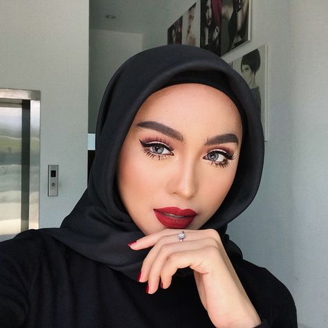 27.5k Likes, 401 Comments - Sharifah Rose Sabrina (@sharifahrose_) on Instagram: “The devil wears prada  My fav shade from @anasism chanela! Makeup by my all time fav cinta hati…” Sharifah Rose, Hijab Beauty, Devil Wears Prada, Hijabi Fashion, Hijab Outfit, Muslim Women, The Devil, Hijab Fashion, All Time