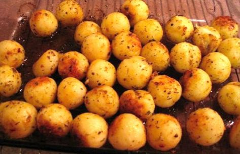 This Portuguese style parisienne potatoes recipe creates the incredible tasting potatoes we love so much but usually buy them already made. Parisienne Potatoes, Portuguese Potatoes, Portugal Food, Portuguese Style, Portuguese Cuisine, Style Parisienne, Glass Baking Dish, Potatoes Recipe, Portuguese Recipes