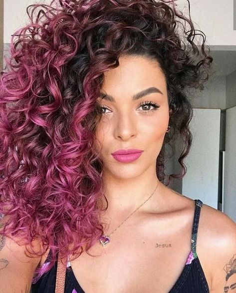 5 Superb Black Hairstyles with Pink Highlights to Explore Curly Pink Hair, Pink Curls, Ombre Curly Hair, Trendy We Fryzurach, Curly Color, Dyed Curly Hair, Curly Hair Photos, Colored Curly Hair, Trendy Hair Color