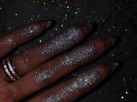 #glitter #glitters #hand #aesthetic #aesthetics #sparkle #photography #photo Kesha Core, Glimmer Aesthetic, Lilith Costume, Jess Core, Glitter Hands, Sparkle Photography, Sparkly Aesthetic, Hand Aesthetic, Midnights Aesthetic