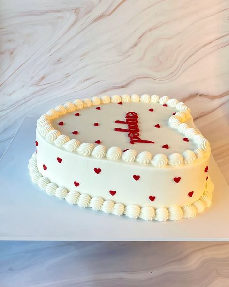 Heart Vintage Cake, White Heart Cake, Heart Cake Design, Choc Ganache, Personalised Cakes, Engagement Party Cake, 30 Cake, Birthday Cake For Husband, Cake For Husband