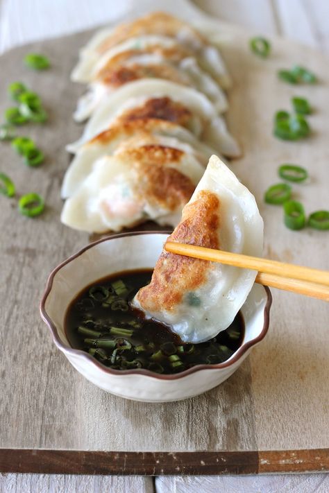 Shrimp Dumplings, Wonton Recipes, Homemade Dumplings, Think Food, Diet Keto, Crescent Rolls, Shrimp Recipes, Chopsticks, Appetizer Snacks