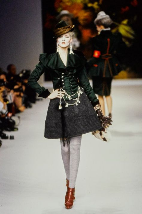 18th Century French Fashion, Vivienne Westwood Punk, Vivienne Westwood Designs, Vivienne Westwood Fashion, Nadja Auermann, Mode Punk, Vintage Runway, Couture Mode, Mode Inspo