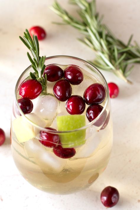 Christmas Sangria is the perfect drink filled with all the holiday flavors you know and love! Christmas Sangria Recipes, Winter Sangria, Pear Brandy, Holiday Sangria, Christmas Sangria, Sangria Recipes, Christmas Brunch, Silvester Party, Vegan Christmas