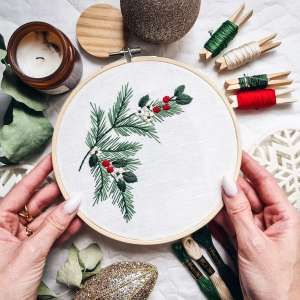 Winter Embroidery Ideas, Christmas Embroidery Tutorial, Winter Embroidery Patterns, Xmas Embroidery, Embroidery Floss Crafts, Christmas Hand Embroidery, Embroidery Winter, Holiday Cross Stitch Patterns, Winter Greens