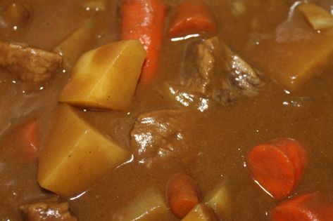 Slow Cooker Japanese Curry. Pinned to make later~! Chicken Curry Crockpot, Crock Pot Curry, Japanese Chicken Curry, Slow Beef Stew, Slow Cooker Curry, Chicken Tikka Masala Recipes, Japanese Curry, Asian Kitchen, Slow Cooker Beef Stew