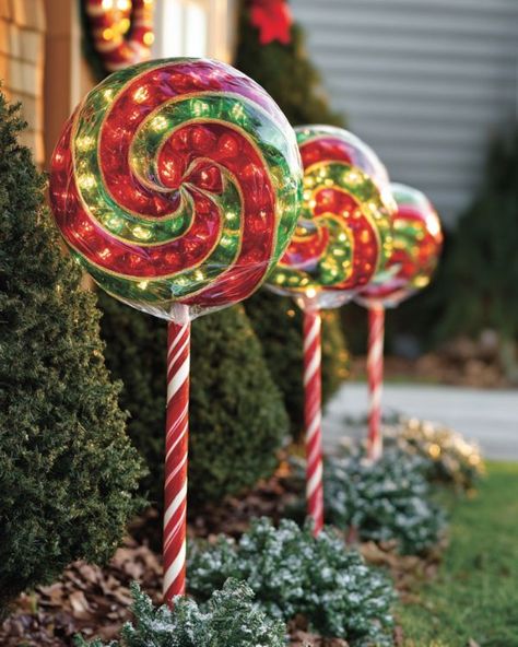 Pool Noodle Christmas Crafts, Pvc Christmas Decorations, Pool Noodle Christmas Decorations, Pool Noodle Christmas, Pool Noodle Ideas, Christmas Decorations Table, Noodle Ideas, Homemade Lollipops, Christmas Yard Decor