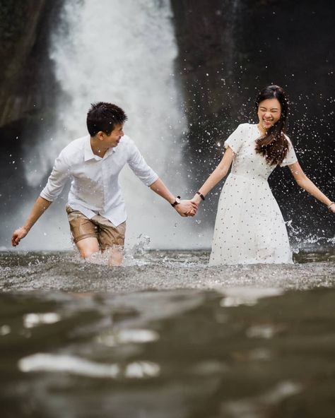 Waterfall Couple Photoshoot, Waterfall Poses, Lake Photoshoot Ideas, Pre Wedding Photoshoot Beach, Fall Couple Pictures, Couples Beach Photography, Lake Photoshoot, Pre Wedding Photoshoot Outfit, Romantic Couple Poses