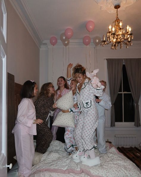 Pj party 🧸🎀🎈 Cabin Pajama Party, Pj Party Baby Shower Theme, Birthday Pajama Photoshoot, Boujee Sleepover, Cute Party Aesthetic, Girly Birthday Party Aesthetic, Pajama Dinner Party, 16 Birthday Sleepover Ideas, Pajama Birthday Party Adults