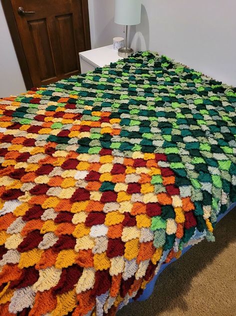 Falling Leaves Afghan, Crochet Blanket Ideas Unique, Crochet Leaves Blanket Free Pattern, Crochet On Knitting, Fall Themed Crochet Blankets, Huge Crochet Blanket, Crochet Leaves Blanket, Crochet Hobbit Patterns, Crazy Crochet Blanket