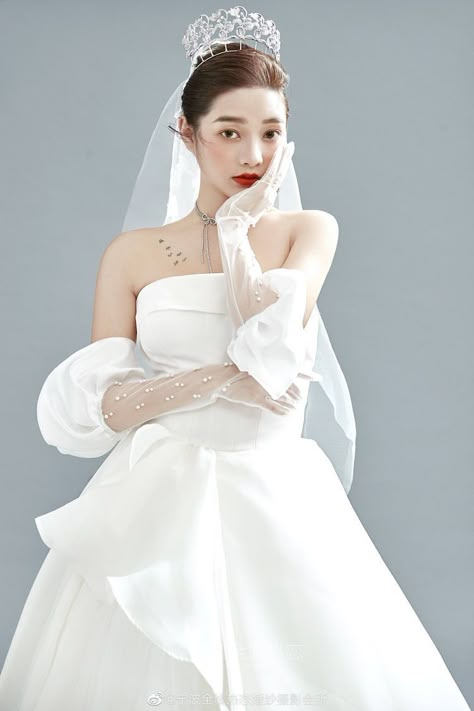 Wedding Dress Model Poses, Wedding Korea, Wedding Drawing, Wedding Photo Studio, Asian Bride, Photo Wedding, Model Poses, Beautiful Gowns, Model Dress