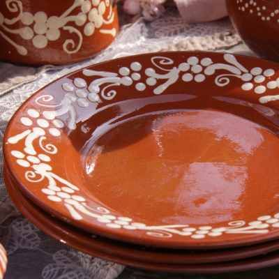 Mexican Things, Mexican Kitchen Decor, Portuguese Cuisine, Food Plate, Clay Plates, Portuguese Culture, Handmade Plates, Mexican Pottery, Plate Art