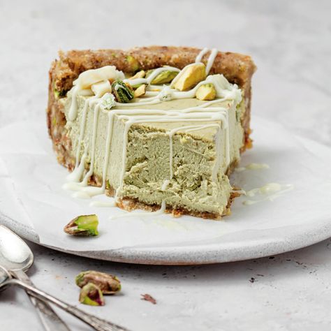 White Chocolate Pistachio Cheesecake, Healthy Pistachio Cake, Pistachio Cheesecake Recipe, White Chocolate And Pistachio, Pistachio White Chocolate, Pistachio Cheesecake, Pistachio Recipes, Vegan White Chocolate, Raw Cake