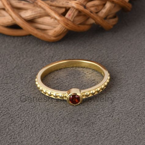 Jewelry For Wedding, Red Gemstone Ring, Friendship Day Gifts, Yellow Gold Jewelry, Red Gemstones, Garnet Ring, Minimalist Ring, Solid Gold Rings, Garnet Rings