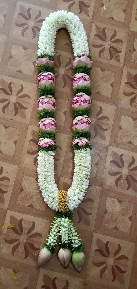 Lotus Flower Malai For Wedding, Lotus Flower Malai, Flower Malai Designs, Flower Hara For Wedding, Lotus Flower Garland Wedding, Lotus Mala For Wedding, Lotus Garland Indian Wedding, Lotus Flower Garland, Wedding Malai Design Lotus