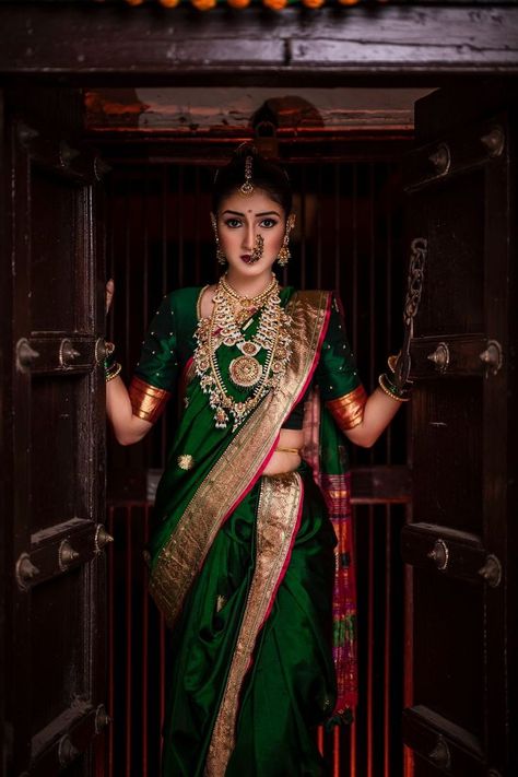 Green Nauvari Saree Brides, Green Nauvari Saree, Navari Poses, Nauvari Saree Brides, Reception Look Bride Indian, Silk Blouse Work, Maharashtrian Bride, Saree Organza, Marathi Bride