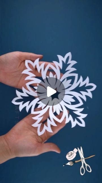 Christmas Decor Ideas Made Out Of Paper, How To Fold Paper Snowflakes Easy, Making A Snowflake, Paper Snow Flake Pattern, How To Make Paper Snowflakes Video, How To Make Christmas Snowflakes, White Paper Snowflakes, Paper Snowflake Ideas, Snowflake From Paper