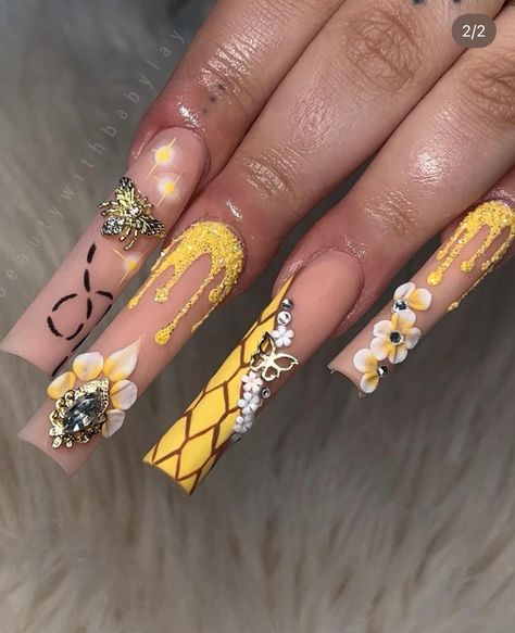 Honey Comb Nails Design, Honey Bee Nails Acrylic, Bee Themed Nails, Bee Acrylic Nails, Honey Bee Nails, Honey Nails, Ratchet Nails, Magical Nails, Sally Nails