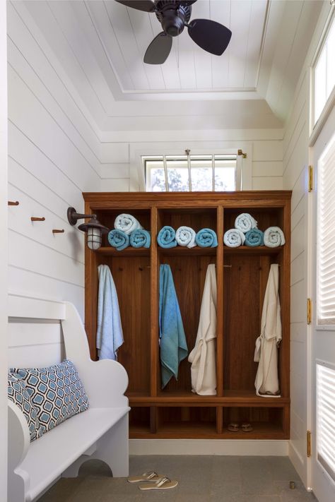 Poolhouse bathroom                                                                                                                                                                                 More Golf Bathrooms, Inside Pool House, Pool House Changing Room, Poolhouse Bathroom, Pool Bathroom Ideas, Pool Changing Room, Small Pool House, Pool Changing Rooms, Pool House Bathroom