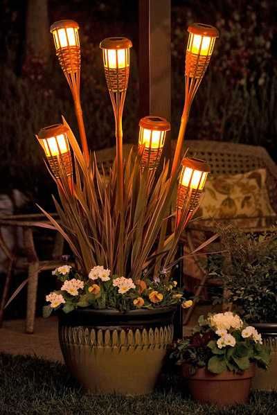 Torches Tiki, Diy Garden Landscaping, Pathway Ideas, Diy Outdoor Lighting, Jardim Diy, Solar Lighting, Backyard Beach, Summer Patio, Garden Wallpaper