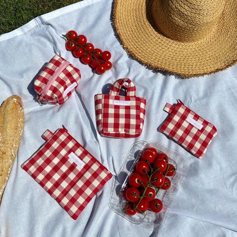 Say hello to the tomato family 👋🏻🍅🥖👒🧺 Made out of deadstock red and white gingham cotton, these tiny accessories are an essential addition to your everyday life. Whether it be to hold your lipstick, change, keys or trinkets they have a use for everything❤️ You can attach them to any bag with one of our gorgeous raw brass carabiners that add such an elegant touch to your Puffy Bag! (Also launching tomorrow)🤭 Prices ranging from £8-£20 〰️Tiny Puffy Bag 〰️Tiny Puffy Pouch 〰️Itsy Bitsy Zip Puf... Stationary Company, Puffy Bags, Tote Bag Diy Pattern, Tiny Accessories, Puffy Bag, Creative Advertising Photography, Red And White Gingham, Fabric Pouch, New Business Ideas