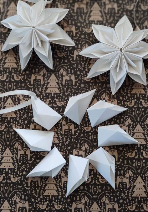 Fold Paper Stars, Folded Paper Ornaments, Christmas Origami Decorations, Christmas Origami Easy, Paper Stars Diy, Origami Christmas Star, Folded Paper Flowers, Origami Decor, Origami Christmas Ornament