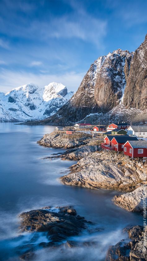 Lofoten, Norwegen. Der "Luchsfuß", wie die Inselgruppe übersetzt heißt, liegt vor der Nordküste Norwegens und umfasst rund 80 Inseln. Liebliche Buchten, die sich zwischen kargen Klippen plötzlich auftun, bunte Fischerhäuser, die sich auf felsigen Inselchen verstreuen und die wilde Schönheit Norwegens machen die Lofoten zu einem Touristenmagneten. Beautiful Norway, Visit Norway, Nordic Countries, Norway Travel, Lofoten, Beautiful Places In The World, Alam Yang Indah, Beautiful Places To Travel, Train Travel