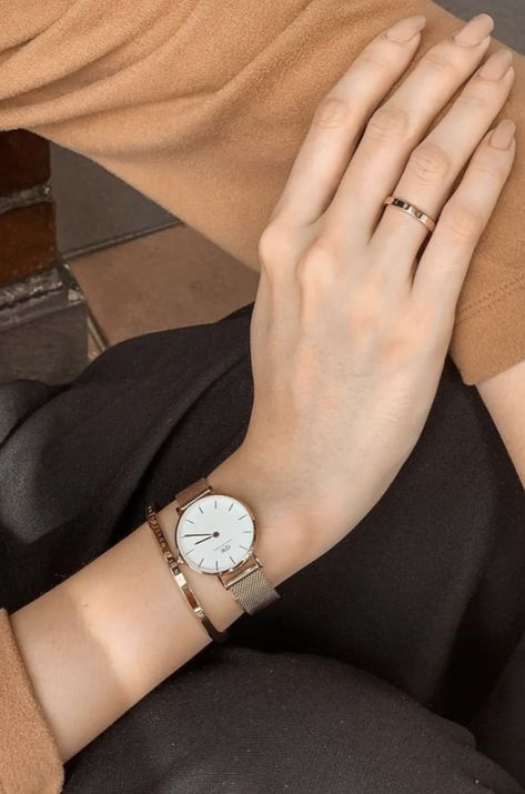 Womens Watch With Bracelets, Watch Ideas Women, Outfit With Watch Women, Watches Women With Bracelets, Women Watch With Bracelet, Styling Watches With Bracelets, Watches Women Daniel Wellington, Women Wrist Watch Aesthetic, How To Style Watches Women