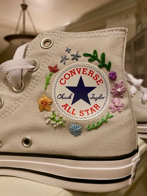 Simple Shoe Embroidery, Converse Aesthetic Embroidery, Shoe Embroidery Ideas Simple, Red Converse Embroidery, Flowers On Converse, Embroidery Converse Diy, Converse Embroidery Flowers, White Converse Embroidery, Converse Flower Embroidery