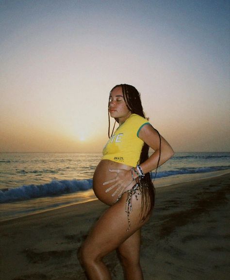 Pregnant Vacation Outfits Black Women, Maternity Pictures Aesthetic, Pregnancy Aesthetic Black, Pretty Pregnant Outfits, Black Woman Pregnant, Cute Pregnancy Pictures, Mommy And Baby Pictures, Black Motherhood, Belly Photos