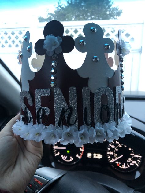 Senior Crown Ideas Black, Senior Year Diy, Senior Year Things, Homecoming Mums Senior, Senior Week, Senior Year Fun, Senior Crown Ideas, Senior Crowns, High School Graduation Cap