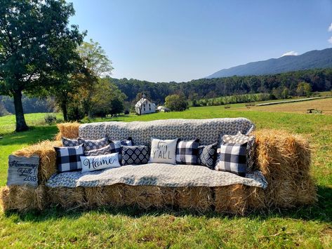 Hay Bale Couch Photoshoot, Straw Bale Couch, Fall Family Photos With Couch, Hay Couch Fall Pictures, Haybale Couch, Outdoor Couch Photoshoot, Hay Bale Pictures, Outdoor Photo Props, Hay Decor