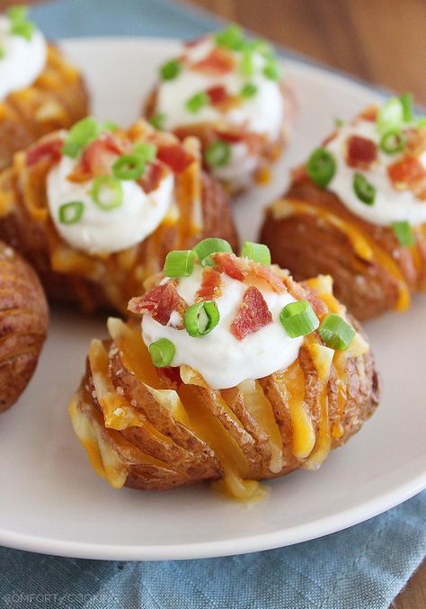 Crispy Loaded Hasselback Potato Bites – Dig in to these cheesy, crispy loaded Hasselback potatoes made mini! They make perfect game day food, or a fun weeknight side. | thecomfortofcooking.com Snacks Til Fest, Christmas Appetizer Recipes, Sandwich Vegetarian, Best Holiday Appetizers, Food Sides, Recipes Sides, Christmas Appetizer, Superbowl Appetizers, Christmas Recipes Appetizers