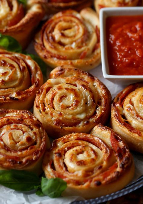 Pizza Roll Appetizer, Easy Taco Pizza, Homemade Pepperoni, Pepperoni Pizza Rolls, Pizza Cupcakes, Homemade Pizza Rolls, Pizza Pinwheels, Homemade Pepperoni Pizza, Pizza Roll Recipe