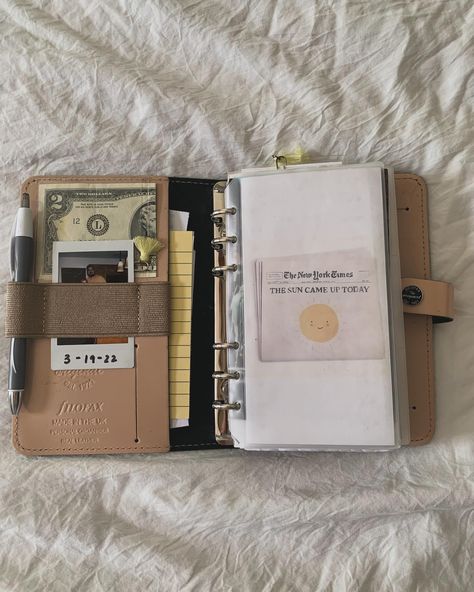 ✨Back in my Filofax original ☕️🗓️✨ #planners #planning #dailyplanner #plannerobssessed #plannerobsession #planning #plannercommunity #planneraddict #plannerlife #plannerlifestyle #filofaxoriginal #filofaxoriginalnude #plannerinspo #plannerreel #dailyplanning #plannerlife #plannerinspiration #plannerlifestyle #ringsplanner #planner #dailyplanning #dailyplanners #plannerinspo #plannerinserts #plannerreels #plannerreel #plannerlove #plannermom #filofax #serplans Commonplace Journal, Ring Binder Planner, Purse Inspiration, Filofax Inspiration, Batman Quotes, Dark Acadamia, Lifestyle Planner, Planner Aesthetic, Filofax Personal