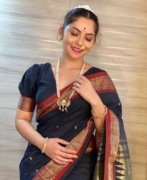 Sonali Kulkarni, Sonalee Kulkarni, Plain Blouse Designs, Brocade Blouse Designs, Marathi Actress, Simple Saree Designs, Saree Wearing Styles, New Saree Blouse Designs, Cutwork Blouse Designs