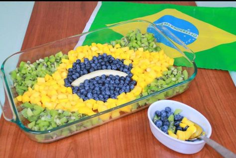 brazil fruit flag Olympic Snacks, Brazil Party, Rio Party, Brazil Food, Flag Food, Soccer Cake, Brazil World Cup, Brazil Carnival, Birthday Party Desserts