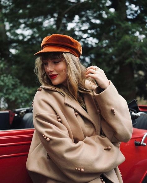 Taylor Swift Red Album, Eras Outfits, Taylor Swift Photoshoot, Taylor Swift News, Taylor Swift Fotos, Miss Americana, Swift Photo, Taylor Swift Red, Taylor Swift Outfits