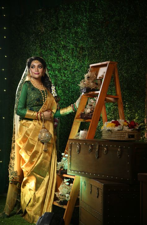 Holud Dress Ideas, Mehndi Stage Decor, Bangladeshi Wedding, Mehndi Stage, Mehndi Outfits, Bengali Bride, Indian Wedding Photography Poses, Bollywood Wedding, National Dress