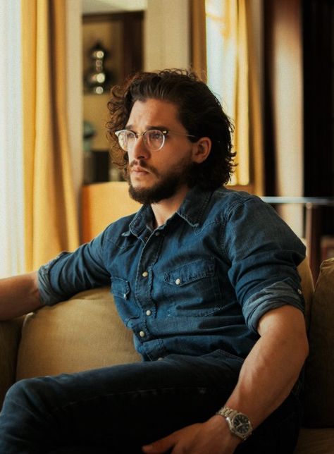 Kit Harington + glasses. Long Hair Glasses Man, Kit Harrington Style, Kit Harrington Hair, Top Hollywood Actors, Long Curly Hair Men, Trendy Games, Game Of Thrones Books, John Snow, Kit Harrington