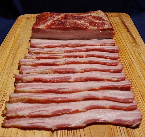 Home Made Bacon, Smoked Bacon Recipes, Curing Bacon, Cured Meat Recipes, Make Bacon, How To Make Bacon, Smoked Meat Recipes, Homemade Sausage, Smoked Food Recipes