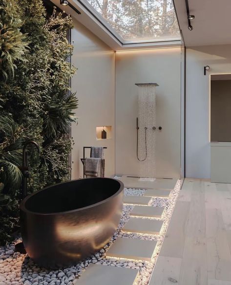 Such a beautiful looking bathroom Dream House Modern, Indoor Outdoor Bathroom, Outdoor Bathroom Design, Bali House, Bathroom Decor Luxury, Outdoor Bathrooms, Bathroom Design Decor, Toilet Design, Bathroom Inspiration Decor