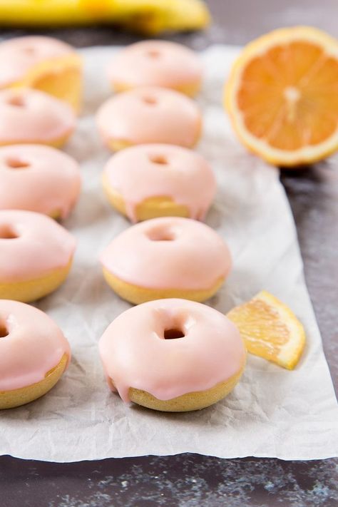 Mini Pink Lemon Baked Donuts Weight Watcher Desserts, Coconut Dessert, Baked Donut Recipes, Brownie Desserts, Slow Cooker Desserts, Low Carb Dessert, Mini Pink, Pink Lemon, Baked Donuts