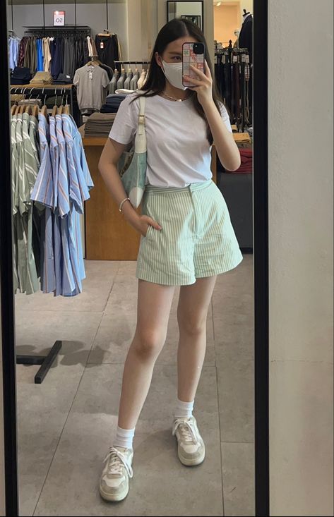 Classy Outfits Shorts, Summer Hot Outfits Casual, Basic Outfits Shorts, Simple Outfit Inspo Summer, Tshirt Styling Ideas For Women, Short Korean Outfit, Classy Casual Outfits Summer Chic, Korean Short Outfits, Korean Tshirt Outfit